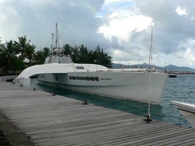 121- Ocean Alchemist, le trimaran a moteur de Kersauson 